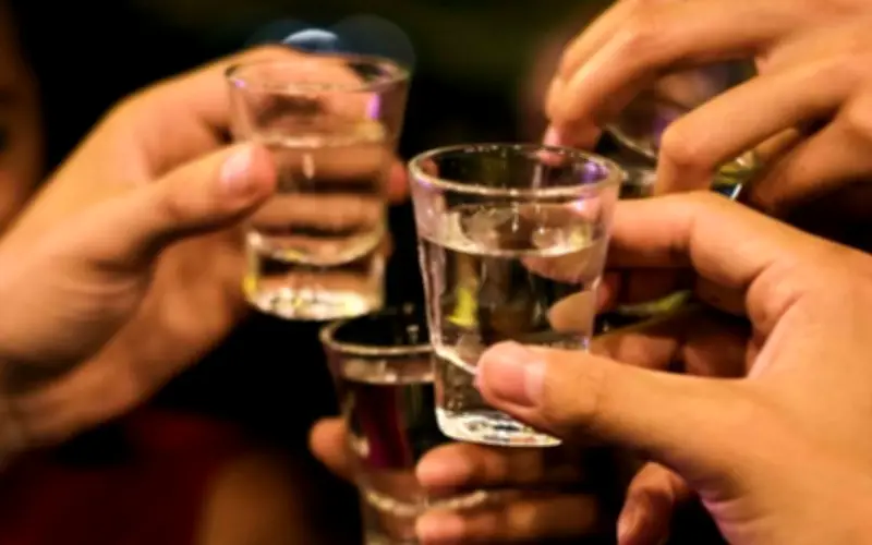 Cách làm chậm cơn say và giảm tổn thương gan do rượu trong ngày Tết