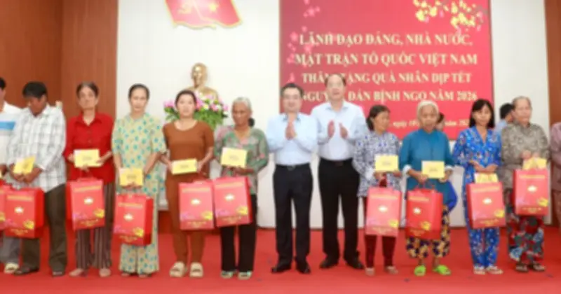 Lãnh đạo Trung ương thăm, tặng quà Tết cho người dân khó khăn tại Cà Mau