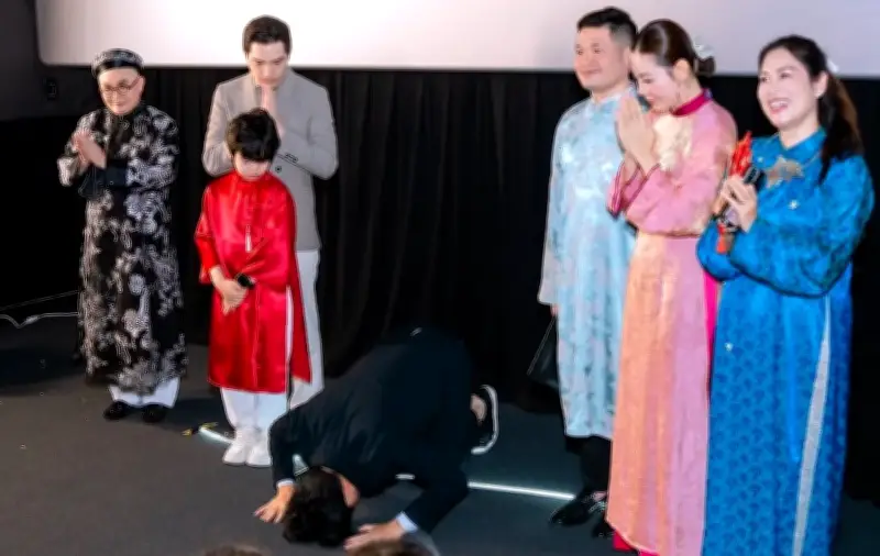 CEO Lotte Entertainment Quỳ Lạy Khán Giả, Gây Tranh Cãi Về Văn Hóa Và Phòng Vé Tết