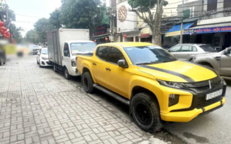 Chủ Cửa Hàng Nghệ An Dùng Hai Xe Khóa Chặt Xe Tải Đỗ Chắn Cửa Ngày Tết