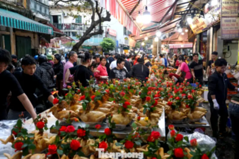 Chợ Hàng Bè Hà Nội sáng đèn từ sớm, phục vụ mâm cỗ Tết đủ đầy cho người dân