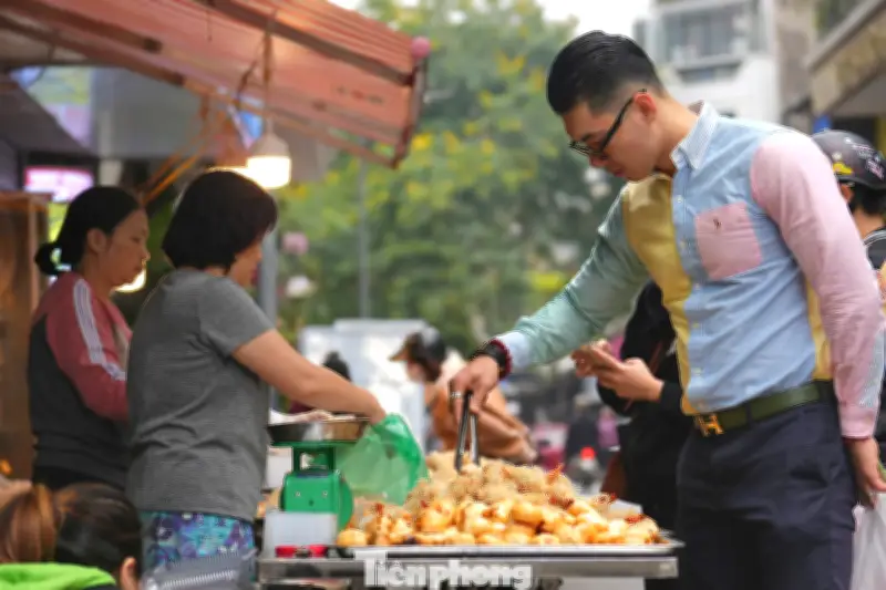 Chợ Hàng Bè tấp nập ngày hóa vàng, thực phẩm chế biến sẵn 'lên ngôi'