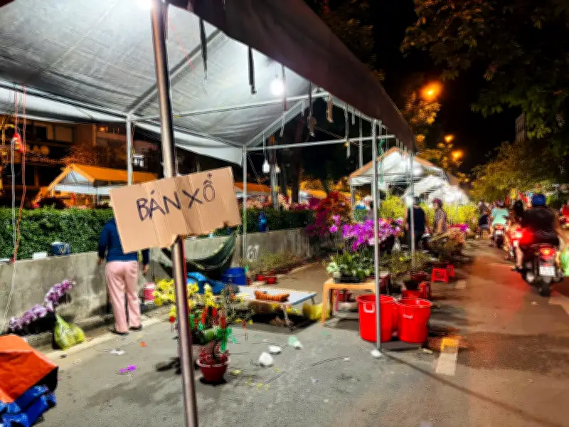 Chợ hoa Gò Vấp xả hàng cuối năm: Giảm 70%, khách tranh nhau săn giá rẻ