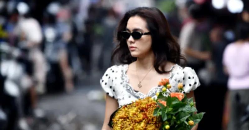 Chợ hoa Hà Nội cuối năm: Giá giảm mạnh nhưng mặc cả vẫn khó khăn