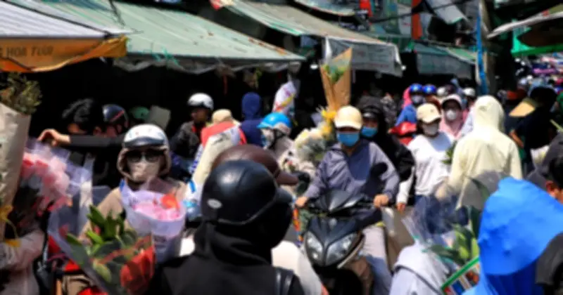 Chợ hoa Hồ Thị Kỷ đông nghẹt người trưa 28 Tết dù nắng gắt