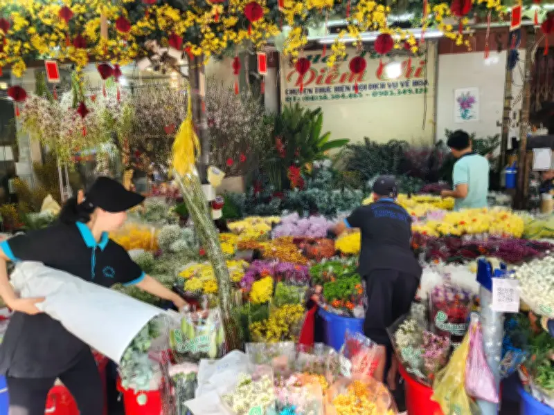 Chợ Hoa Lớn Nhất TP.HCM Đông Nghịt Người Mua Chiều 28 Tết