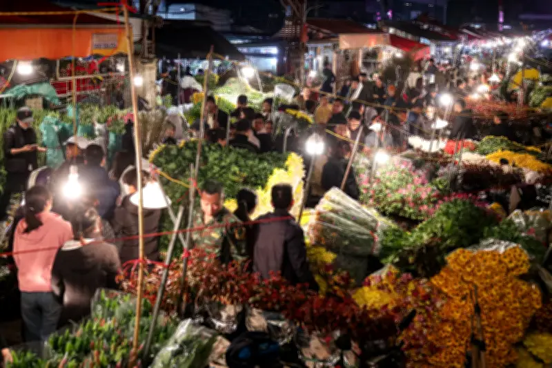 Chợ hoa Quảng An 'không ngủ' cận Tết, giá hoa truyền thống tăng mạnh