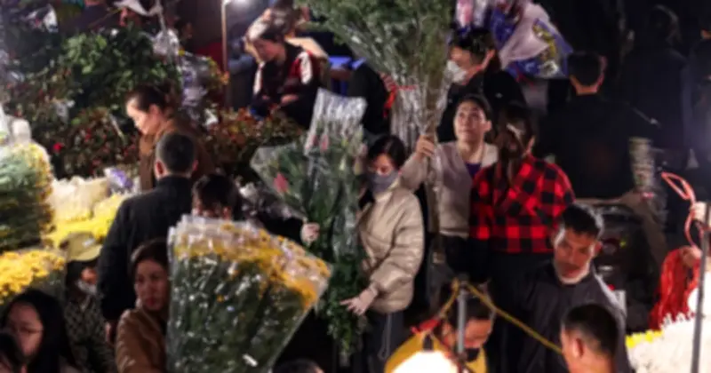 Chợ hoa Quảng An nhộn nhịp xuyên đêm cận Tết, giá hoa tăng vọt