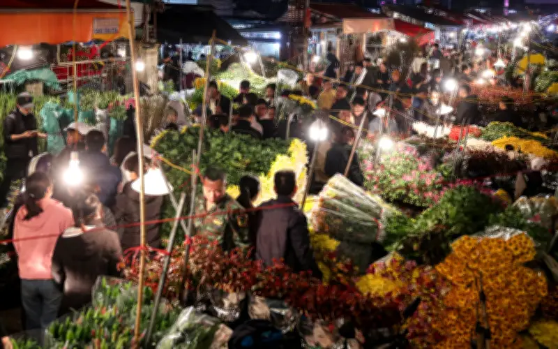 Chợ hoa Quảng An - 'Thành phố không ngủ' giữa lòng Hà Nội những ngày cận Tết
