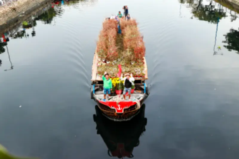 Chợ hoa 'Trên bến dưới thuyền' rộn ràng khai mạc với lễ hội văn hóa sông nước