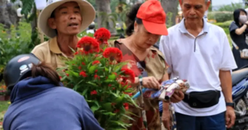 Chợ hoa Tết Gia Định rực rỡ, nhà vườn bán hàng ồ ạt trước giao thừa
