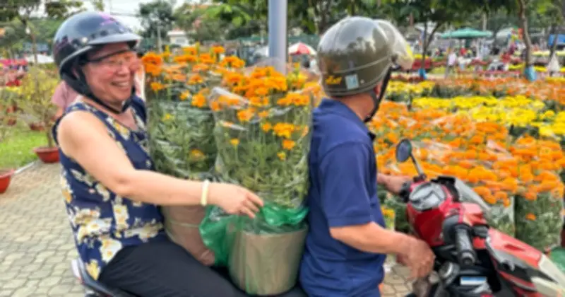 Chợ hoa Tết TP.HCM rộn ràng, giá cả phải chăng thu hút người dân