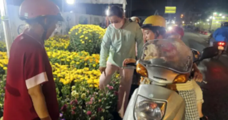 Chợ hoa Xuân TP.HCM nhộn nhịp, giá hoa Tết từ 55.000 đến hàng trăm triệu đồng