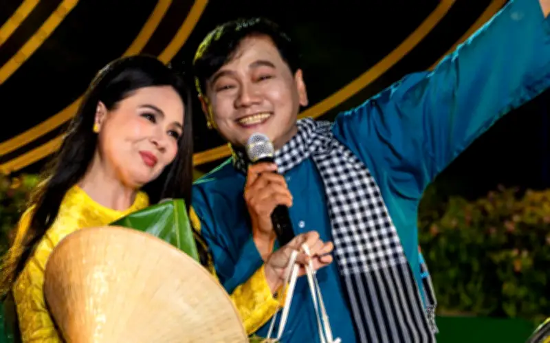 Chợ Hoa Xuân Trên Bến Dưới Thuyền 2026 Khai Mạc Rực Rỡ Với Nghệ Thuật Đặc Sắc