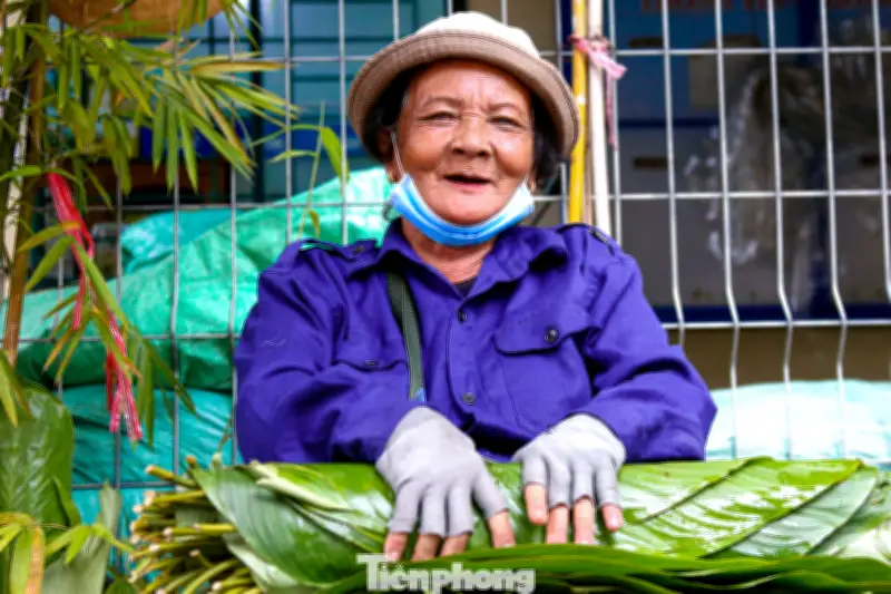 Chợ Lá Dong Đường Hải Phòng Nhộn Nhịp Ngày Cận Tết, Người Dân Tấp Nập Mua Lá Gói Bánh