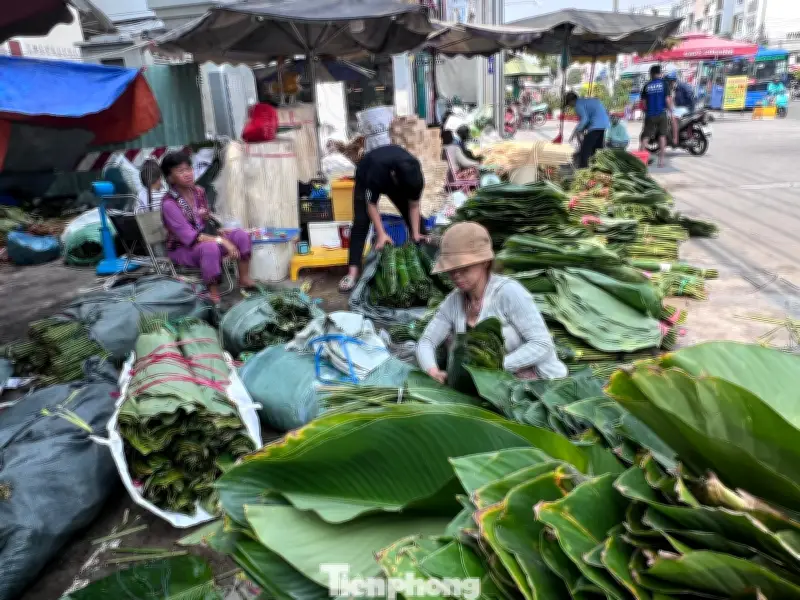 Chợ lá dong TPHCM vắng khách dịp cận Tết, tiểu thương lo lỗ nặng