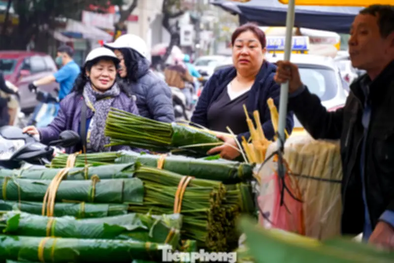 Chợ lá dong Trần Quý Cáp nhộn nhịp trước Tết 2026, giá giảm nhẹ