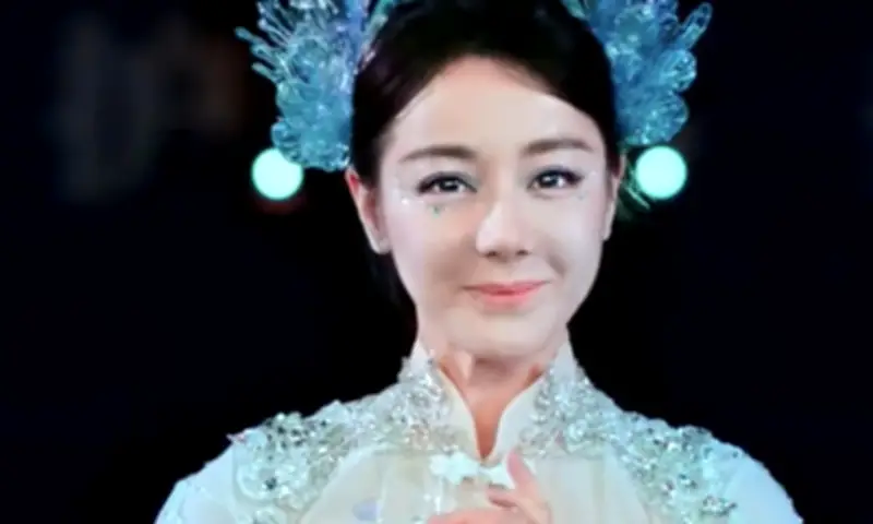 Địch Lệ Nhiệt Ba Gây Tranh Cãi Với Trang Điểm Nhợt Nhạt Tại Xuân Vãn 2025