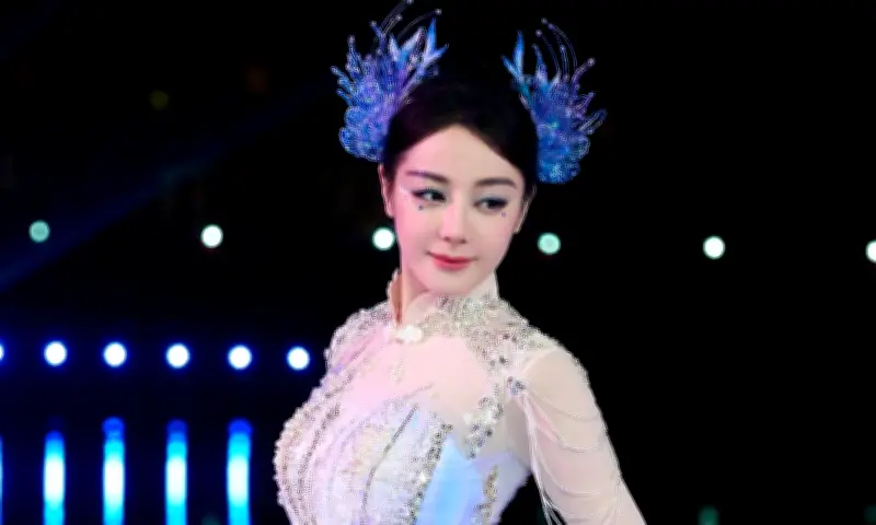 Địch Lệ Nhiệt Ba hóa thân thành nàng tiên cá lộng lẫy trong gala Xuân Vãn 2026