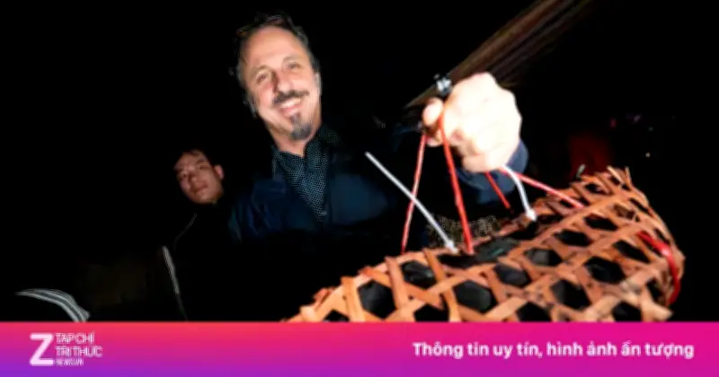 Chợ Âm Dương Bắc Ninh: Phiên chợ đêm duy nhất năm cạnh nghĩa trang thu hút khách Tây