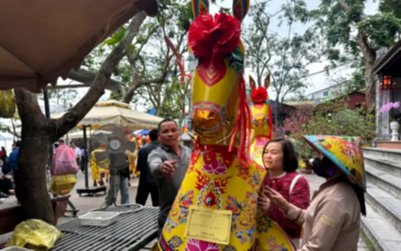 Chỉ nửa triệu đồng mua ngựa giấy đốt cầu may tại chợ Củ Chi