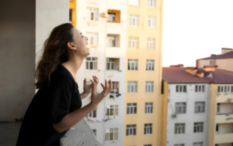 Chủ nhà mở tiệm sửa xe 24/7, hàng xóm khổ sở vì tiếng ồn và mùi hôi