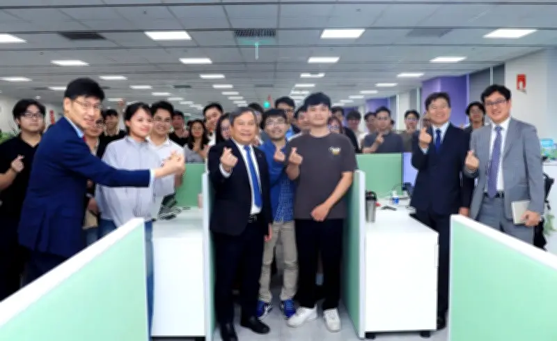 Chủ tịch Hà Nội Vũ Đại Thắng thăm, chúc Tết doanh nghiệp công nghệ Meiko và Samsung