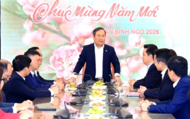 Chủ tịch Hà Nội Vũ Đại Thắng thăm hỏi người dân làm thủ tục hành chính đầu năm mới