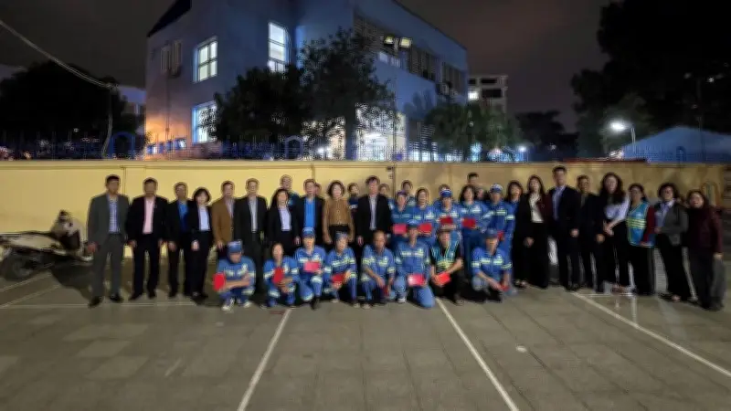 Chủ tịch Liên đoàn Lao động Hà Nội thăm công nhân vệ sinh môi trường đêm Giao thừa