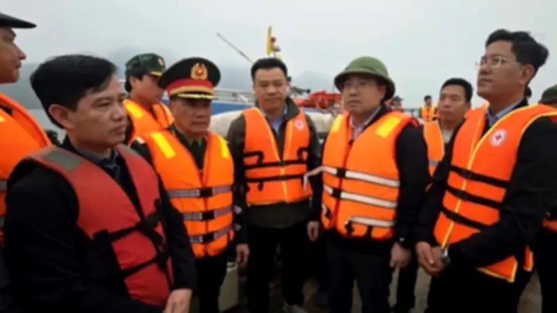 Chủ tịch Lào Cai chỉ đạo khẩn cấp vụ lật tàu trên hồ Thác Bà, 6 người mất tích