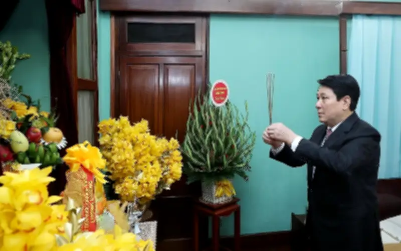 Chủ tịch nước Lương Cường dâng hương tưởng niệm Bác Hồ nhân dịp kỷ niệm 96 năm Ngày thành lập Đảng