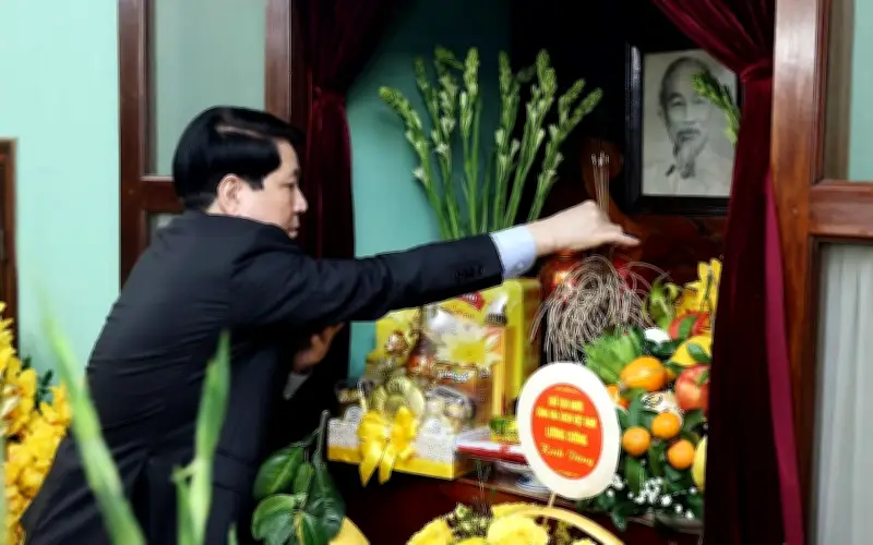 Chủ tịch nước Lương Cường dâng hương tưởng niệm Bác Hồ trước thời khắc giao thừa