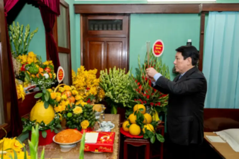 Chủ tịch nước Lương Cường dâng hương tưởng niệm Chủ tịch Hồ Chí Minh cuối năm Ất Tỵ