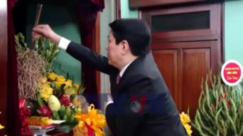 Chủ tịch nước Lương Cường dâng hương tưởng niệm Chủ tịch Hồ Chí Minh nhân dịp kỷ niệm 96 năm Ngày thành lập Đảng