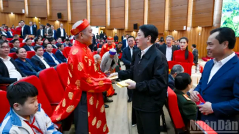 Chủ tịch nước Lương Cường thăm và chúc Tết tại Lào Cai, dâng hương tại đền Thượng