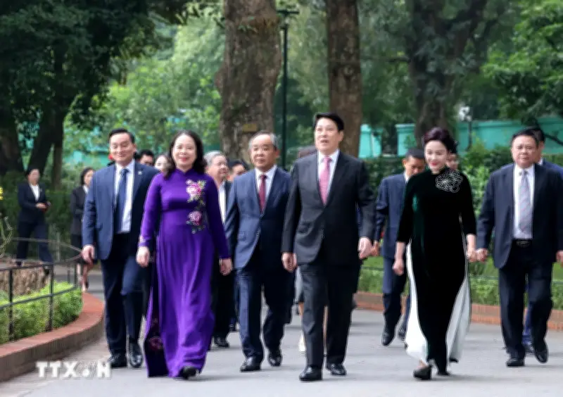 Chủ tịch nước Lương Cường và Phó Chủ tịch Võ Thị Ánh Xuân dâng hương tưởng nhớ Bác Hồ dịp Tết 2026