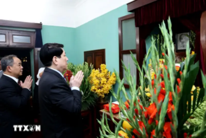 Chủ tịch nước Đặng Hướng dẫn đầu đoàn đại biểu dâng hương tưởng niệm Chủ tịch Hồ Chí Minh