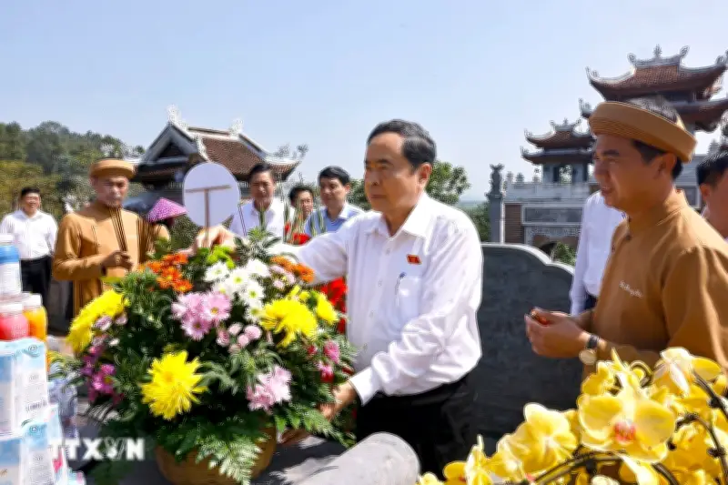 Chủ tịch Quốc hội dâng hương tưởng nhớ Chủ tịch Hồ Chí Minh tại Nghệ An