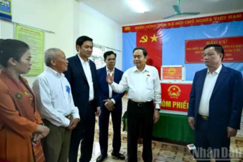 Chủ tịch Quốc hội Trần Thanh Mẫn kiểm tra công tác bầu cử tại xã Hưng Nguyên, Nghệ An