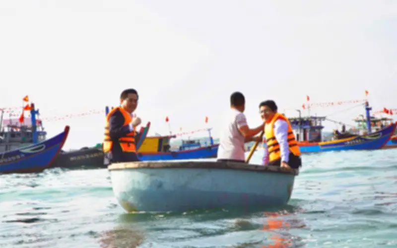 Chủ tịch Quảng Ngãi lên thúng ra biển chúc Tết, động viên ngư dân ra khơi an toàn