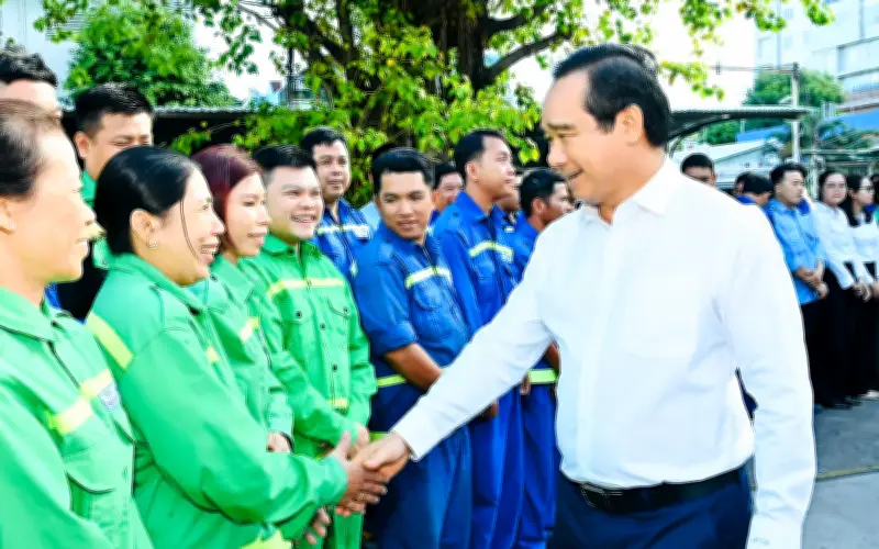 Chủ tịch TP.HCM Nguyễn Văn Được thăm hỏi, động viên công nhân môi trường và doanh nghiệp