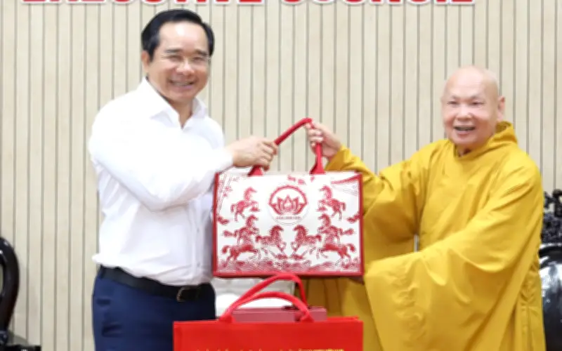 Chủ tịch TP.HCM thăm hỏi, chúc Tết lãnh đạo Giáo hội Phật giáo Việt Nam