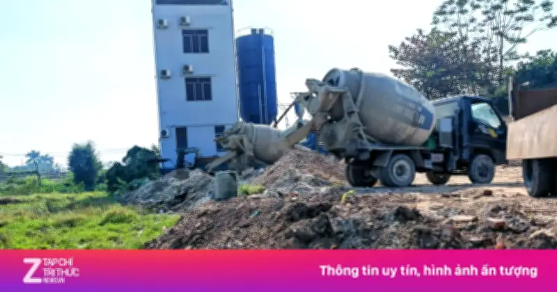 Chủ trạm trộn bê tông ở Ninh Bình bị khởi tố vì đổ trộm 150 tấn chất thải xuống ruộng