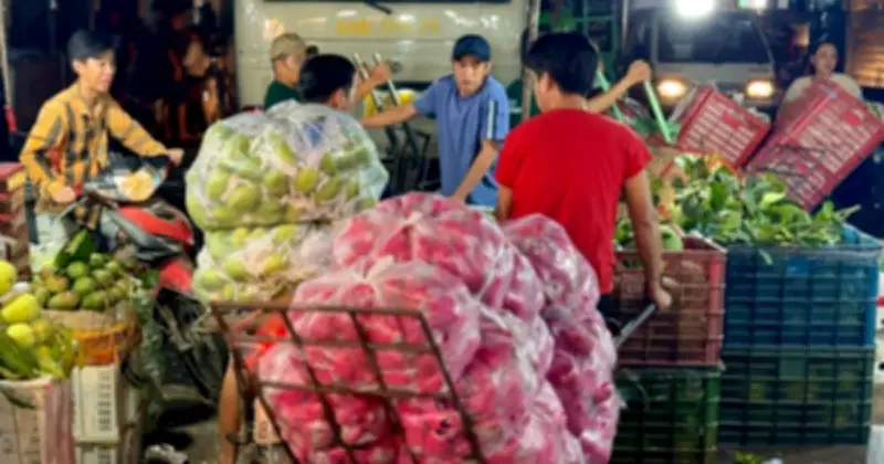 Chợ đầu mối Thủ Đức nhộn nhịp cận Tết 2026, hàng hóa tăng 30-50%