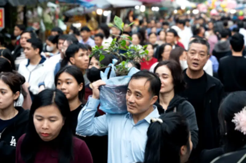 Chợ Viềng tấp nập trước đêm chính hội, giao thông ùn ứ kéo dài