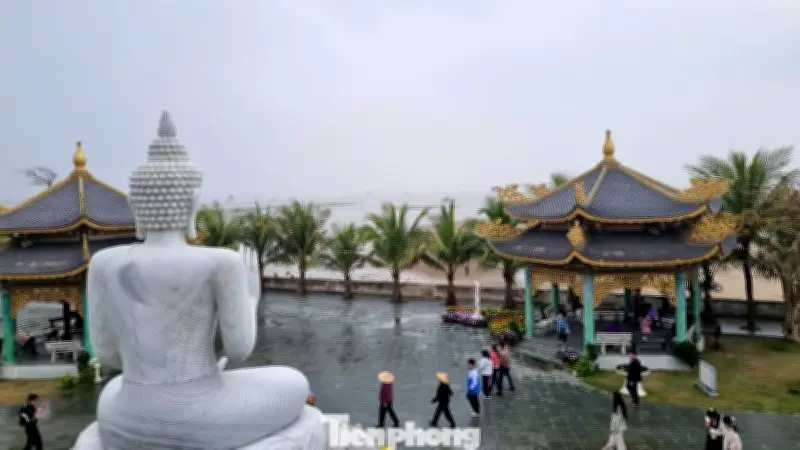 Chùa Bụt Thanh Hóa thu hút du khách đầu xuân với cảnh sắc biển và tín ngưỡng độc đáo