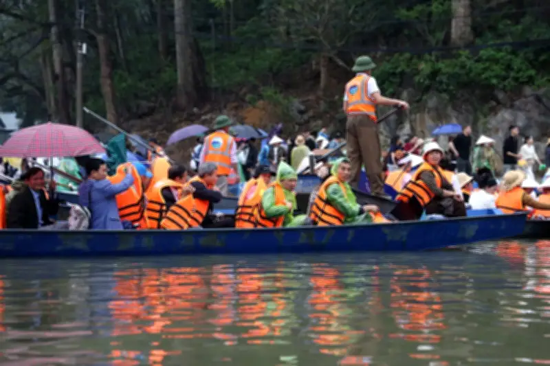 Chùa Hương 2026: Hai lái đò bị cấm chở khách vì vi phạm quy định dịch vụ