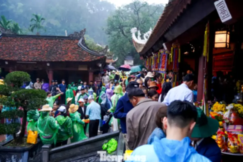 Chùa Hương khai hội 2026: Dòng người đội mưa du xuân, quản lý chặt an toàn đường thủy