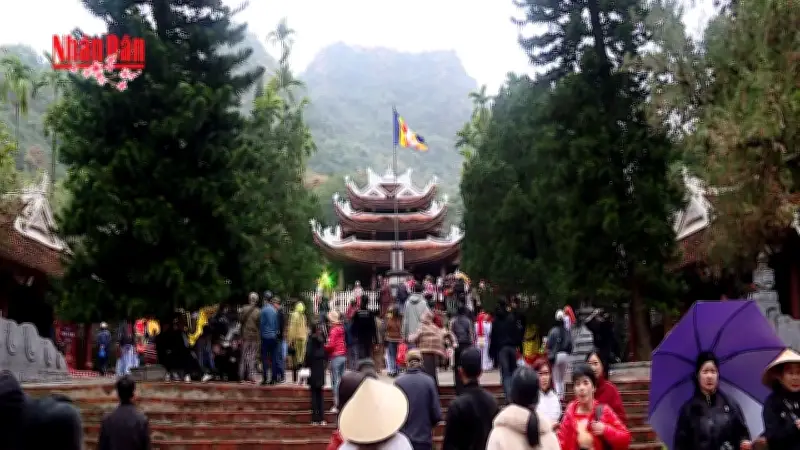 Chùa Hương đón 20.000 - 25.000 khách ngày mùng 2 Tết, miễn phí vé tham quan