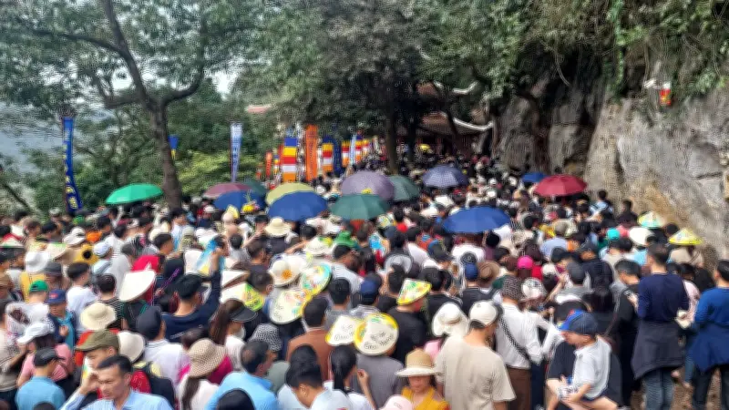 Chùa Hương, Yên Tử 'thất thủ' ngày Tết: Ùn tắc kỷ lục, khách bỏ cuộc giữa đường